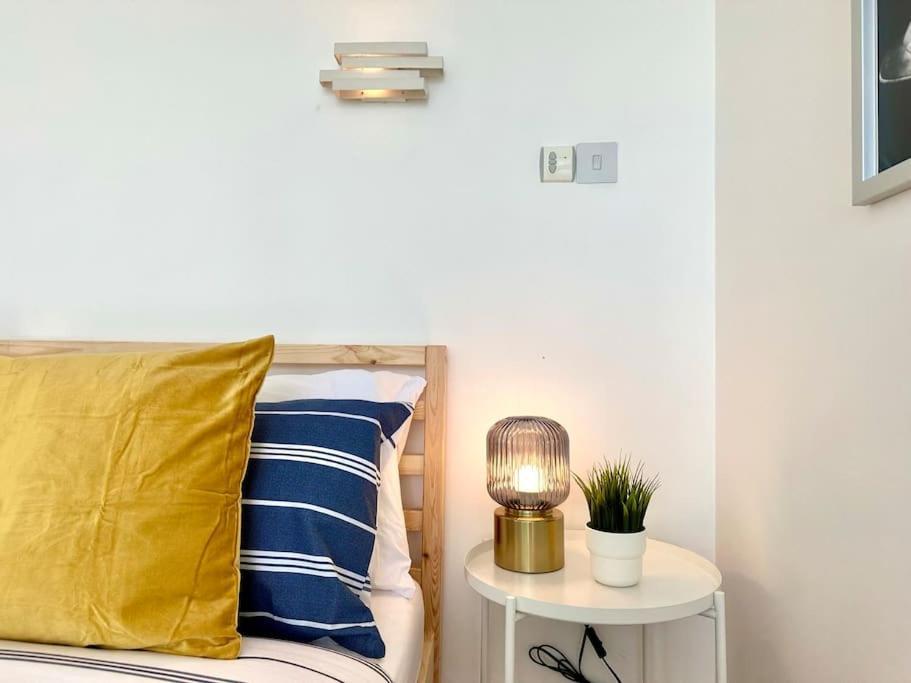Stunning Panoramic Sea View Beach Location - Sleeps Up To 4 People - Free Parking - The Best Beach! - Great Location - Fast Wifi - Smart Tv - Newly Decorated - Sleeps Up To 4! Close To Bournemouth & Poole Town Centre & Sandbanks Exterior foto