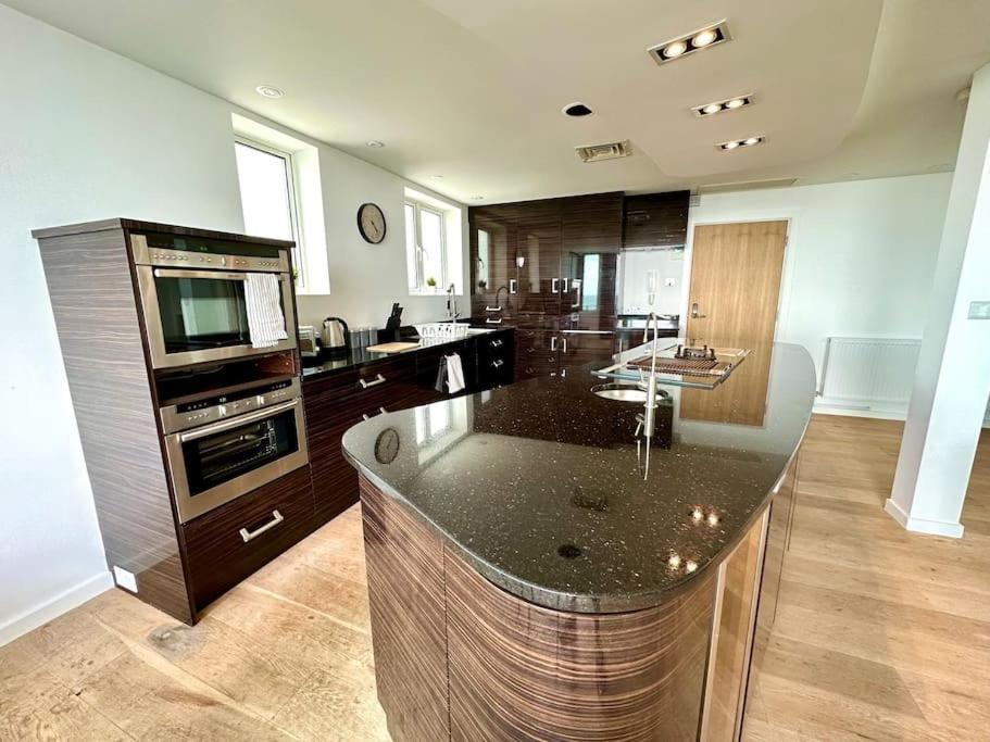 Stunning Panoramic Sea View Beach Location - Sleeps Up To 4 People - Free Parking - The Best Beach! - Great Location - Fast Wifi - Smart Tv - Newly Decorated - Sleeps Up To 4! Close To Bournemouth & Poole Town Centre & Sandbanks Exterior foto