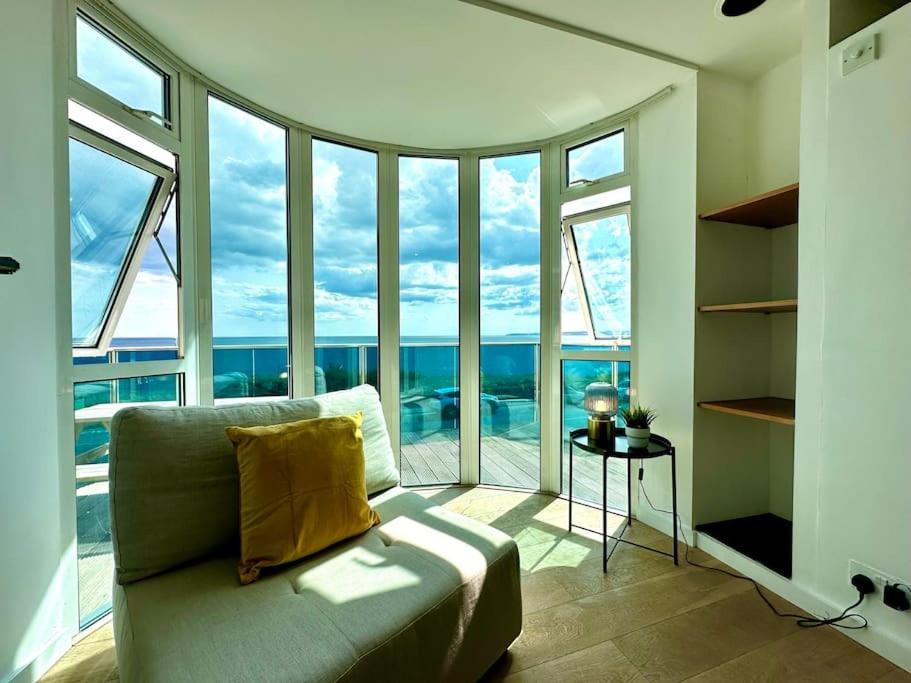 Stunning Panoramic Sea View Beach Location - Sleeps Up To 4 People - Free Parking - The Best Beach! - Great Location - Fast Wifi - Smart Tv - Newly Decorated - Sleeps Up To 4! Close To Bournemouth & Poole Town Centre & Sandbanks Exterior foto
